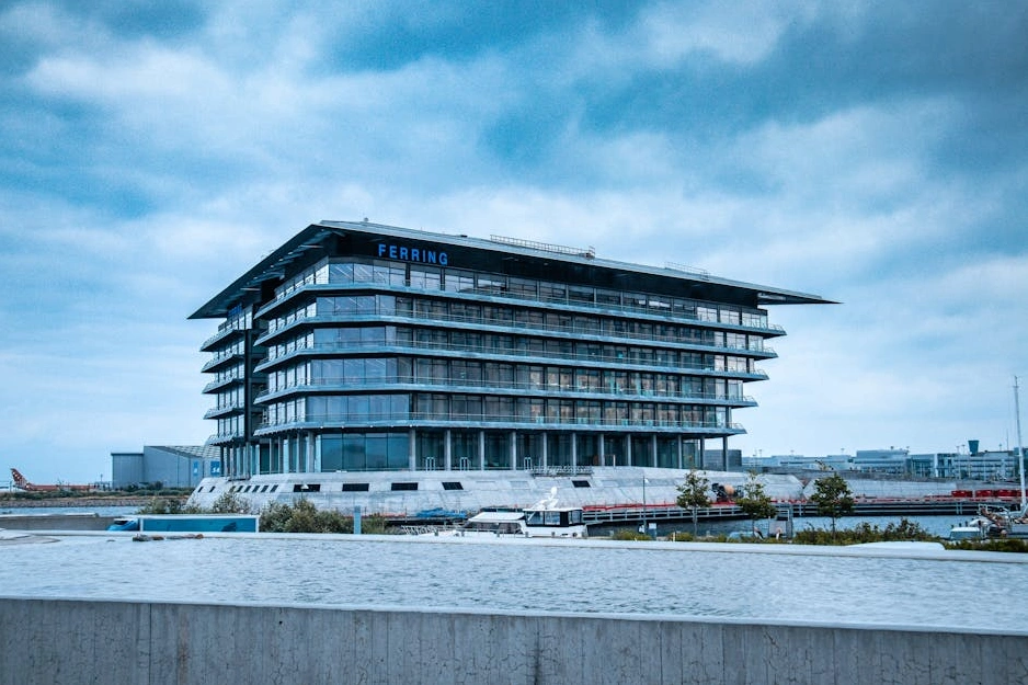 Nowoczesny biurowiec z widokiem na port w Gdyni.